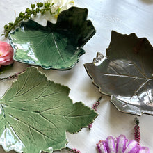 Load image into Gallery viewer, Set of three leaf stoneware bowls