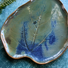 Load image into Gallery viewer, Leaf stoneware platter